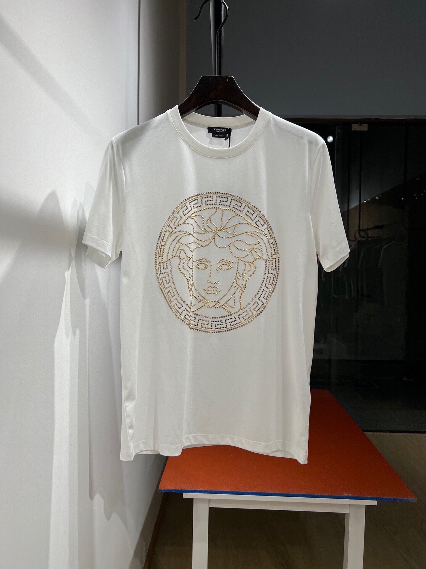 🔥24FW NOUVEAU T-shirt DV MEDUSA avec élément avatar incrusté de strass colorés