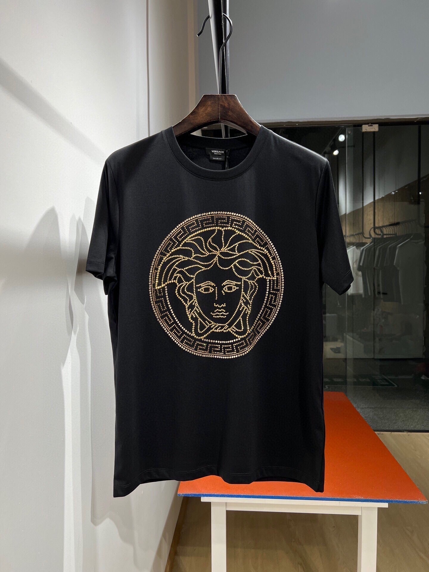 🔥24FW NOUVEAU T-shirt DV MEDUSA avec élément avatar incrusté de strass colorés