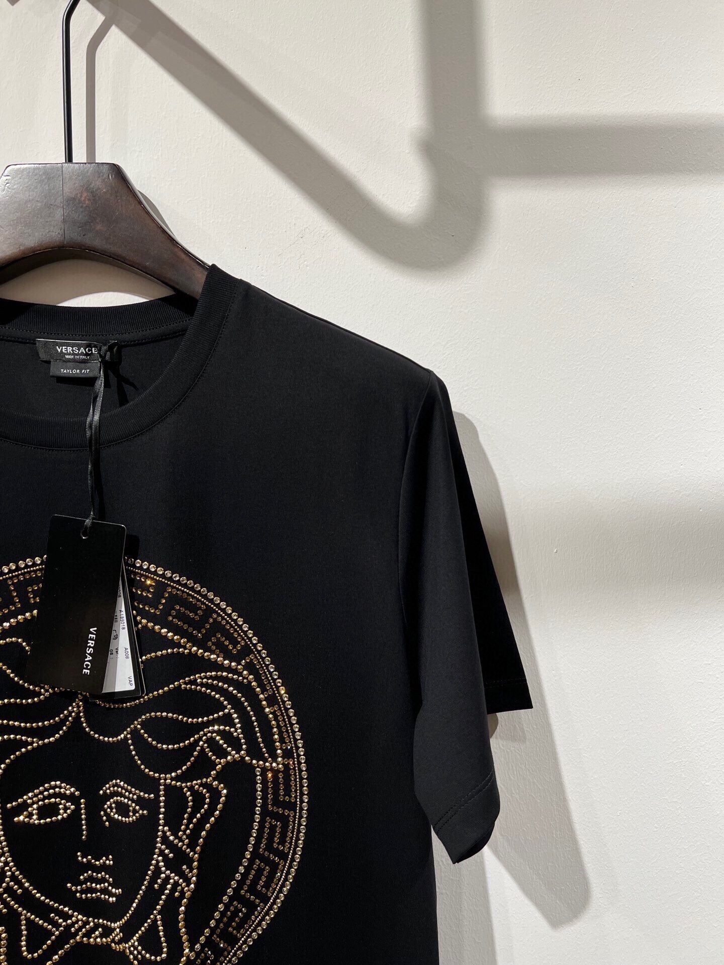 🔥24FW NOUVEAU T-shirt DV MEDUSA avec élément avatar incrusté de strass colorés