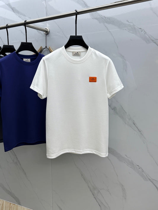 t-shirt avec logo sur la poitrine