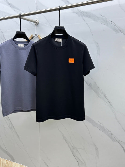 t-shirt avec logo sur la poitrine