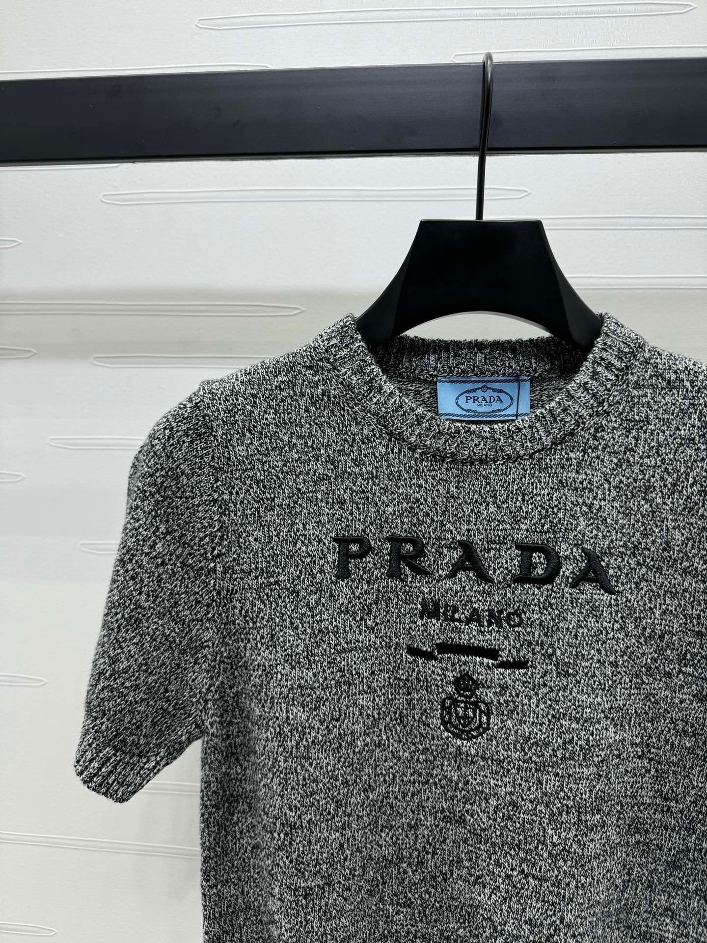 Rundhalsausschnitt, kurze Ärmel