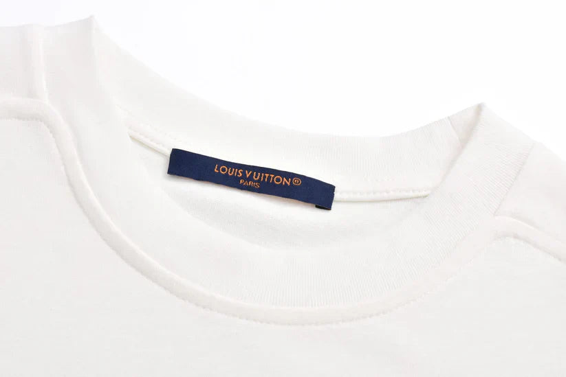 Kurze Ärmel mit Regenbogenbuchstaben