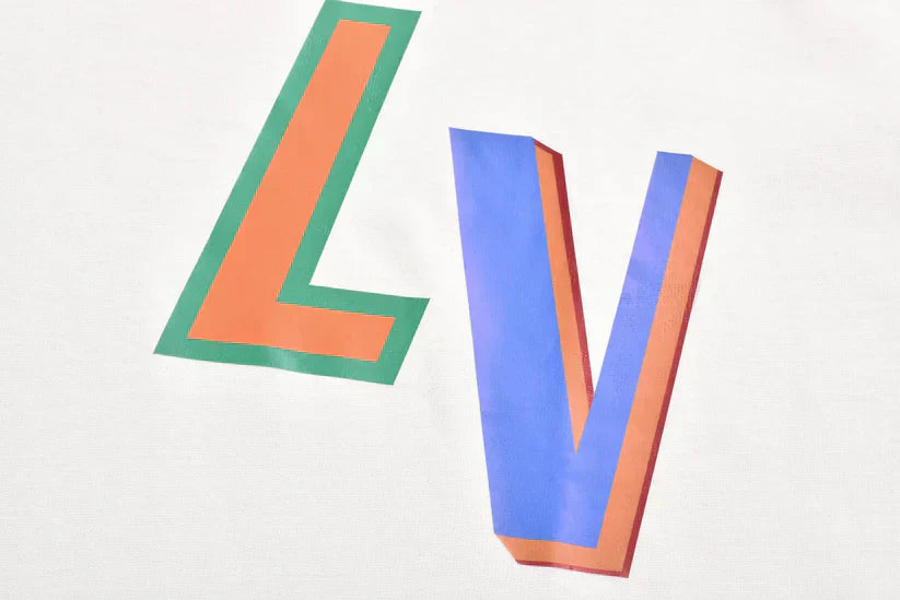 Kurze Ärmel mit Regenbogenbuchstaben