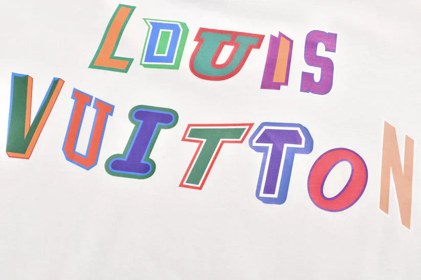 Kurze Ärmel mit Regenbogenbuchstaben