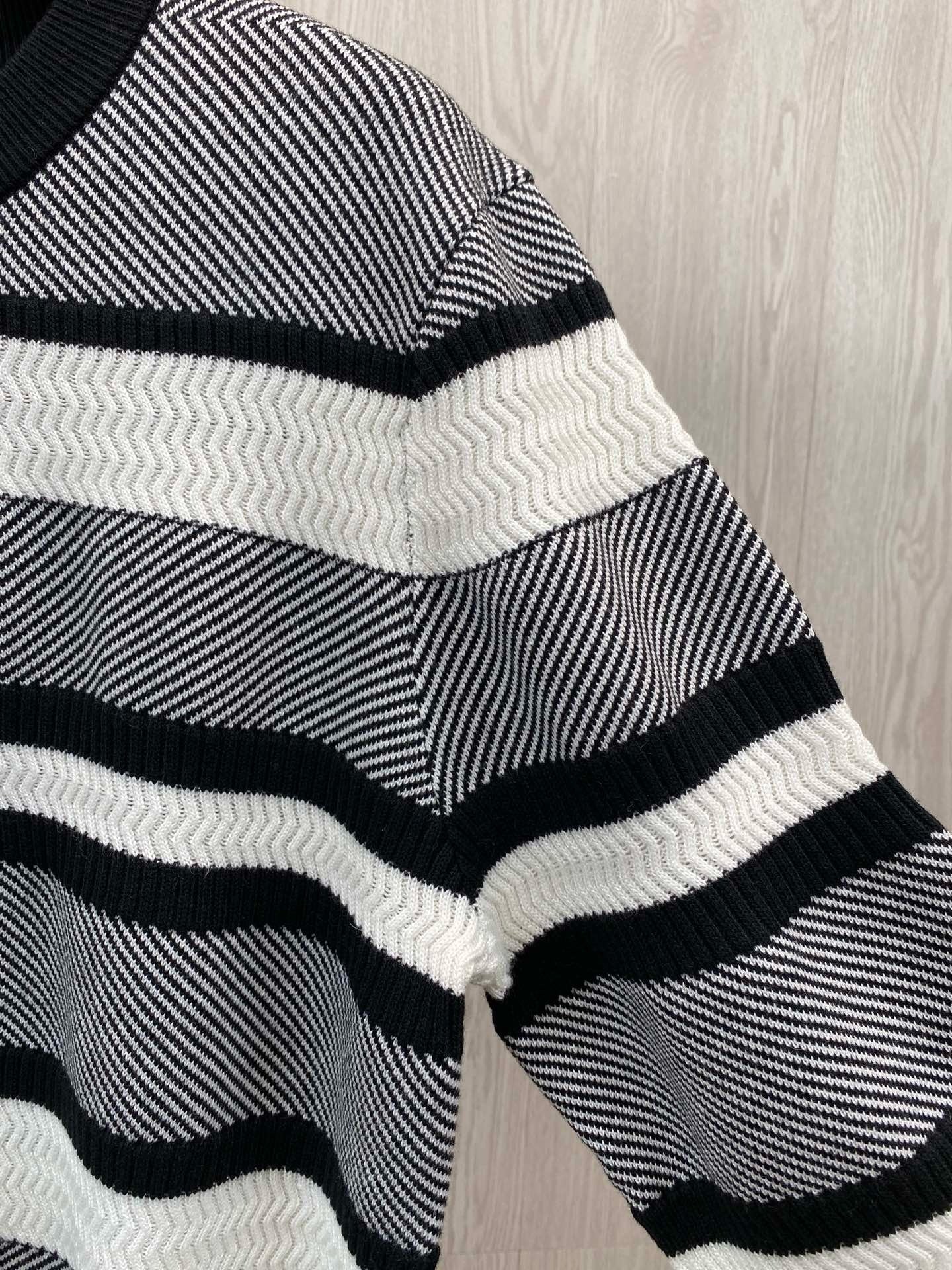 Pull en tricot rayé brodé automne et hiver Xiao Xiang