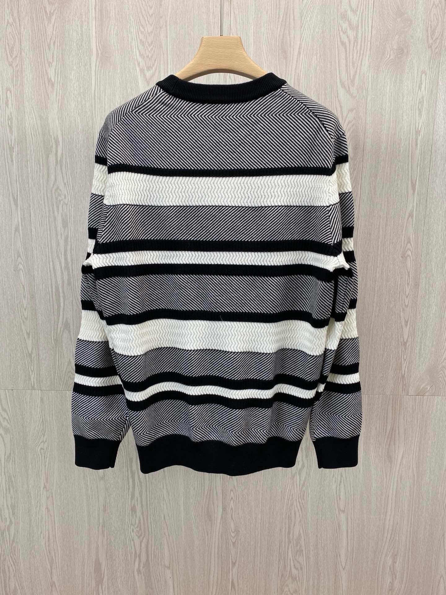 Pull en tricot rayé brodé automne et hiver Xiao Xiang