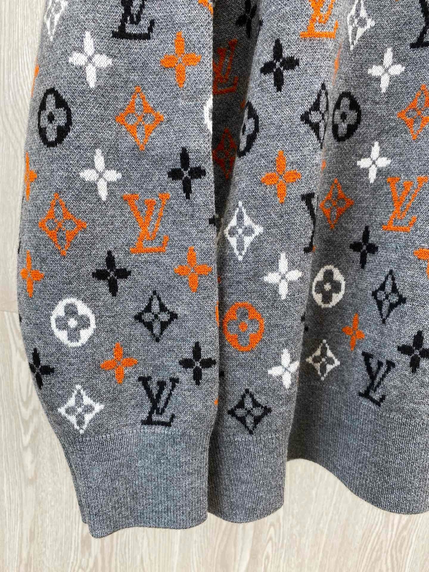 Jacquard monogramme floral classique et ancien, déchiré ! Pull style couple