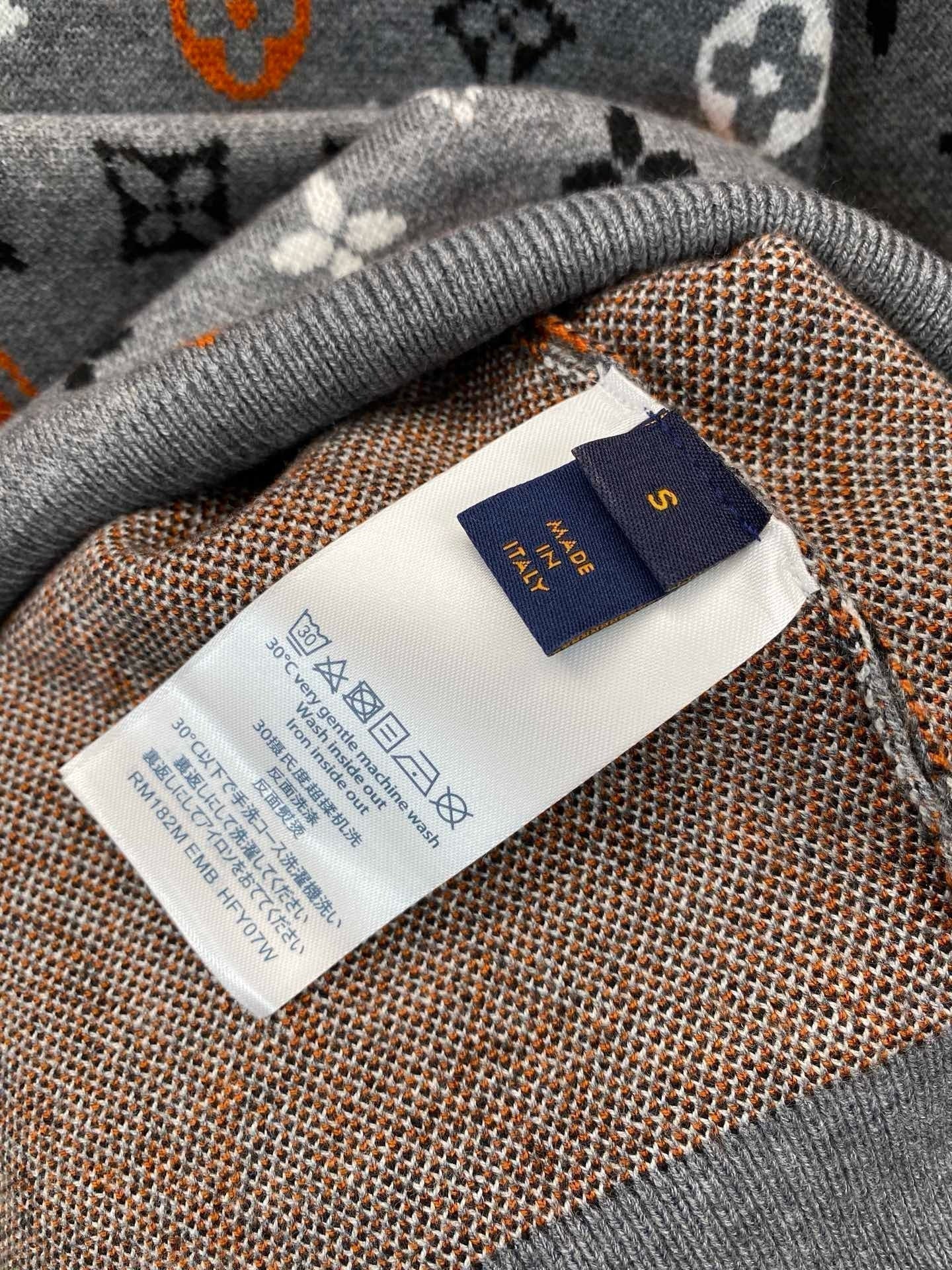 Jacquard monogramme floral classique et ancien, déchiré ! Pull style couple