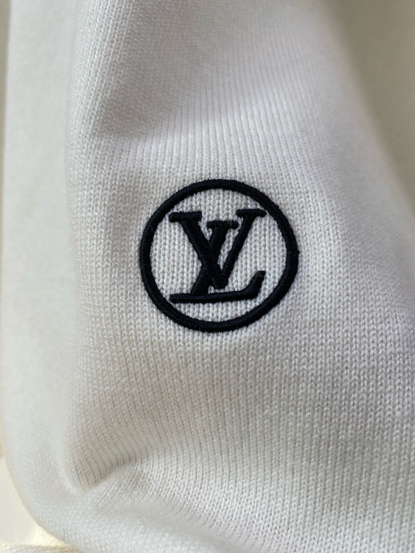 pull en tricot blanc à double rayure avec logo appliqué pour couple