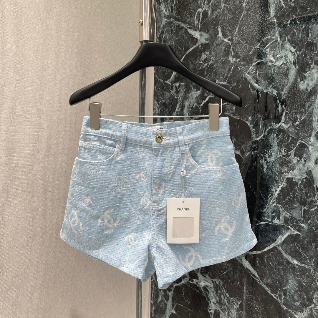 Helle Jeansshorts mit Jacquard-Print