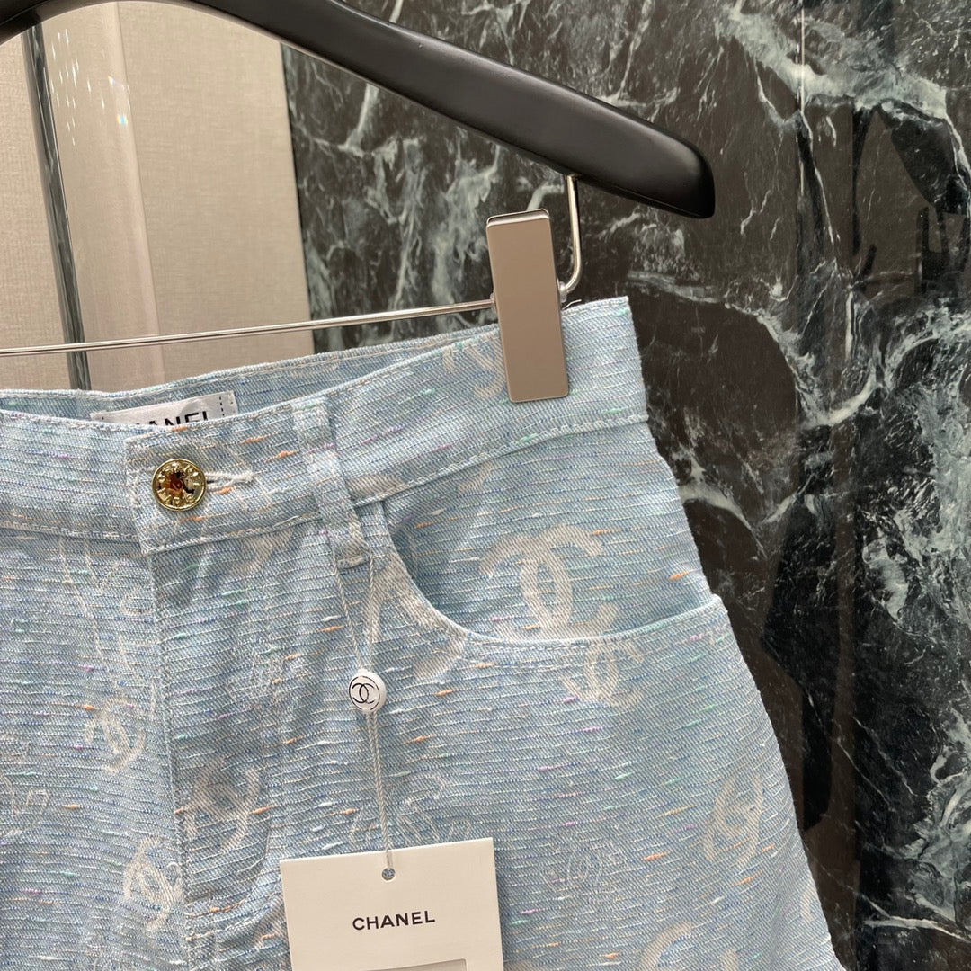 Helle Jeansshorts mit Jacquard-Print