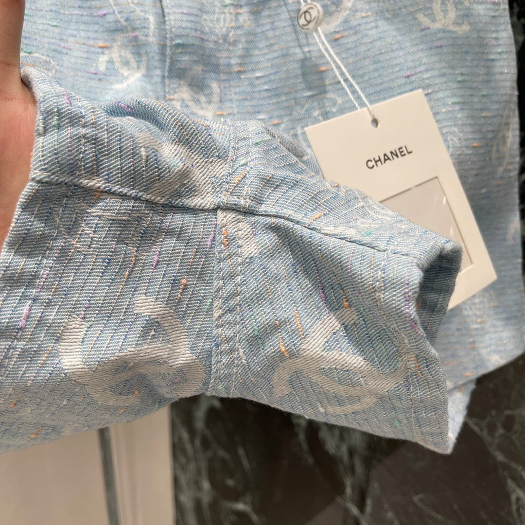 Helle Jeansshorts mit Jacquard-Print