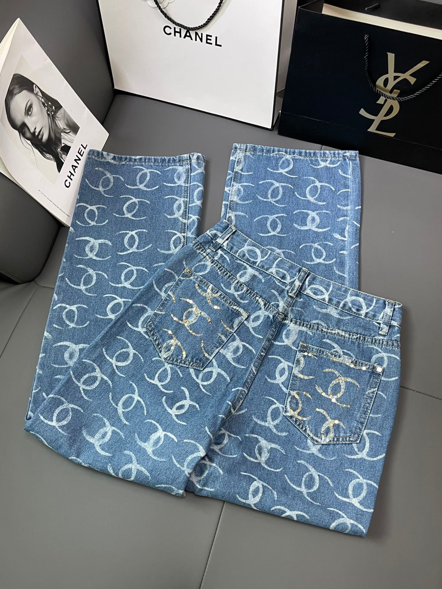 Poches arrière double C entièrement imprimées avec coutures à la main