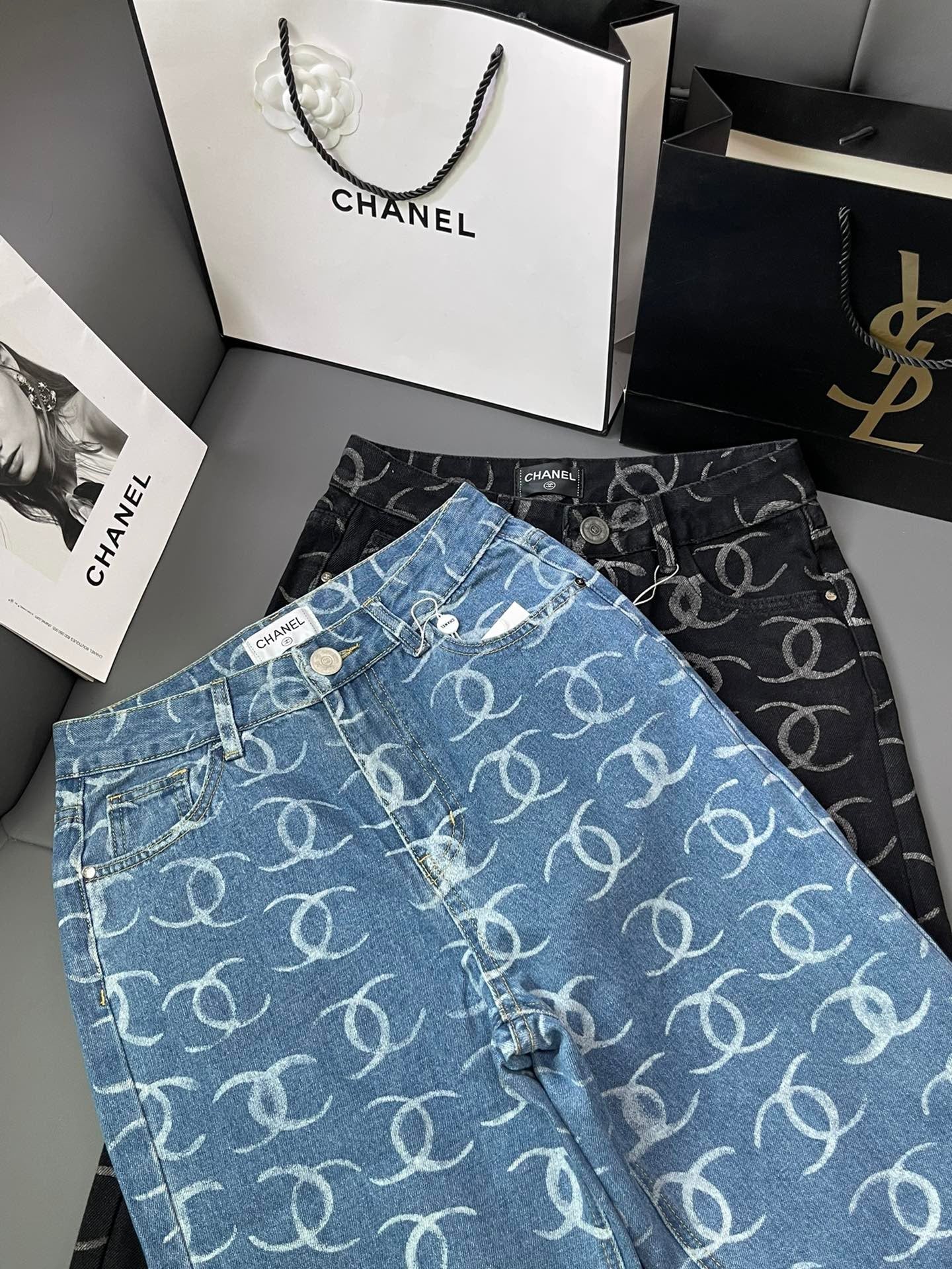 Poches arrière double C entièrement imprimées avec coutures à la main