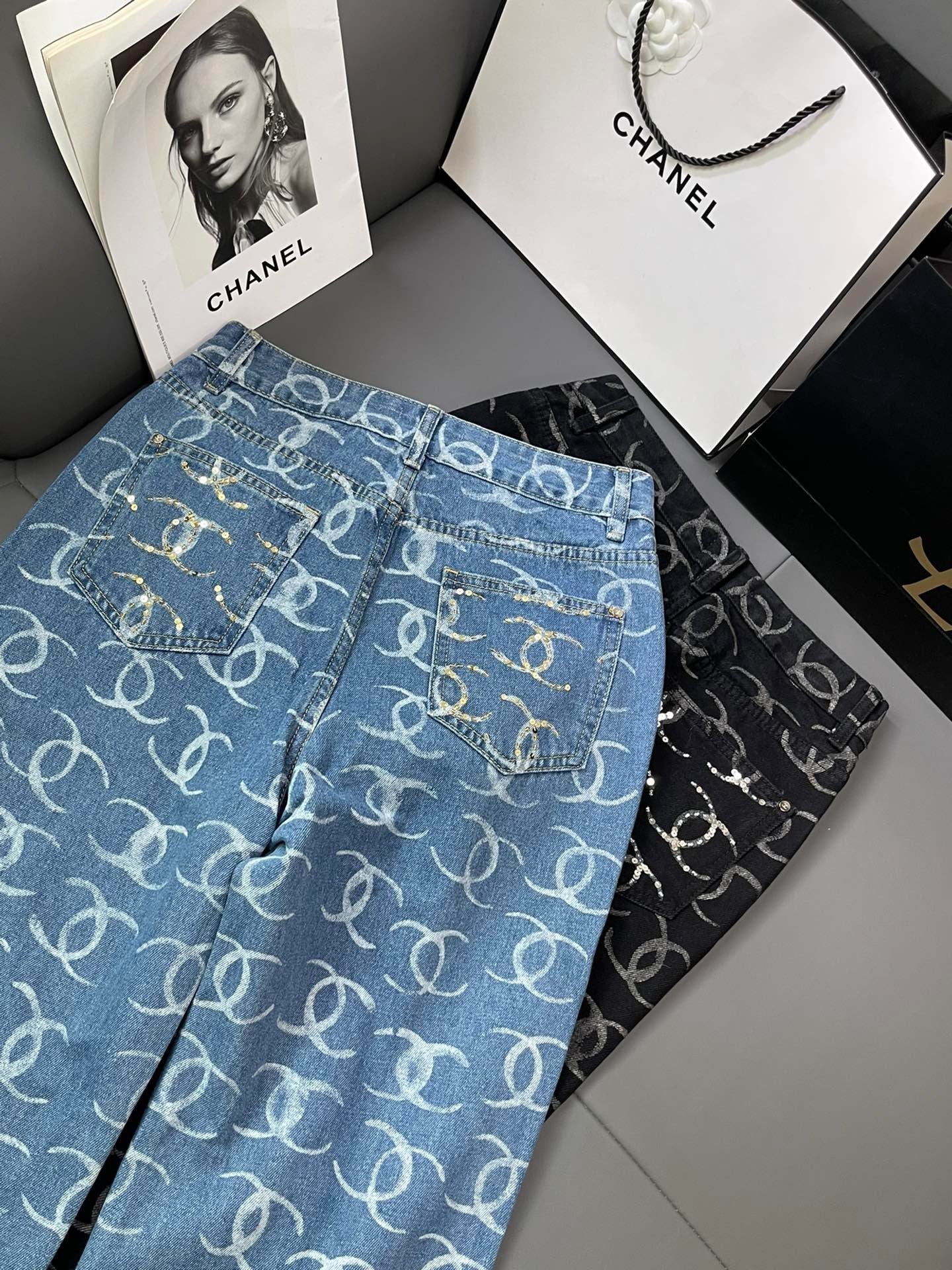 Poches arrière double C entièrement imprimées avec coutures à la main