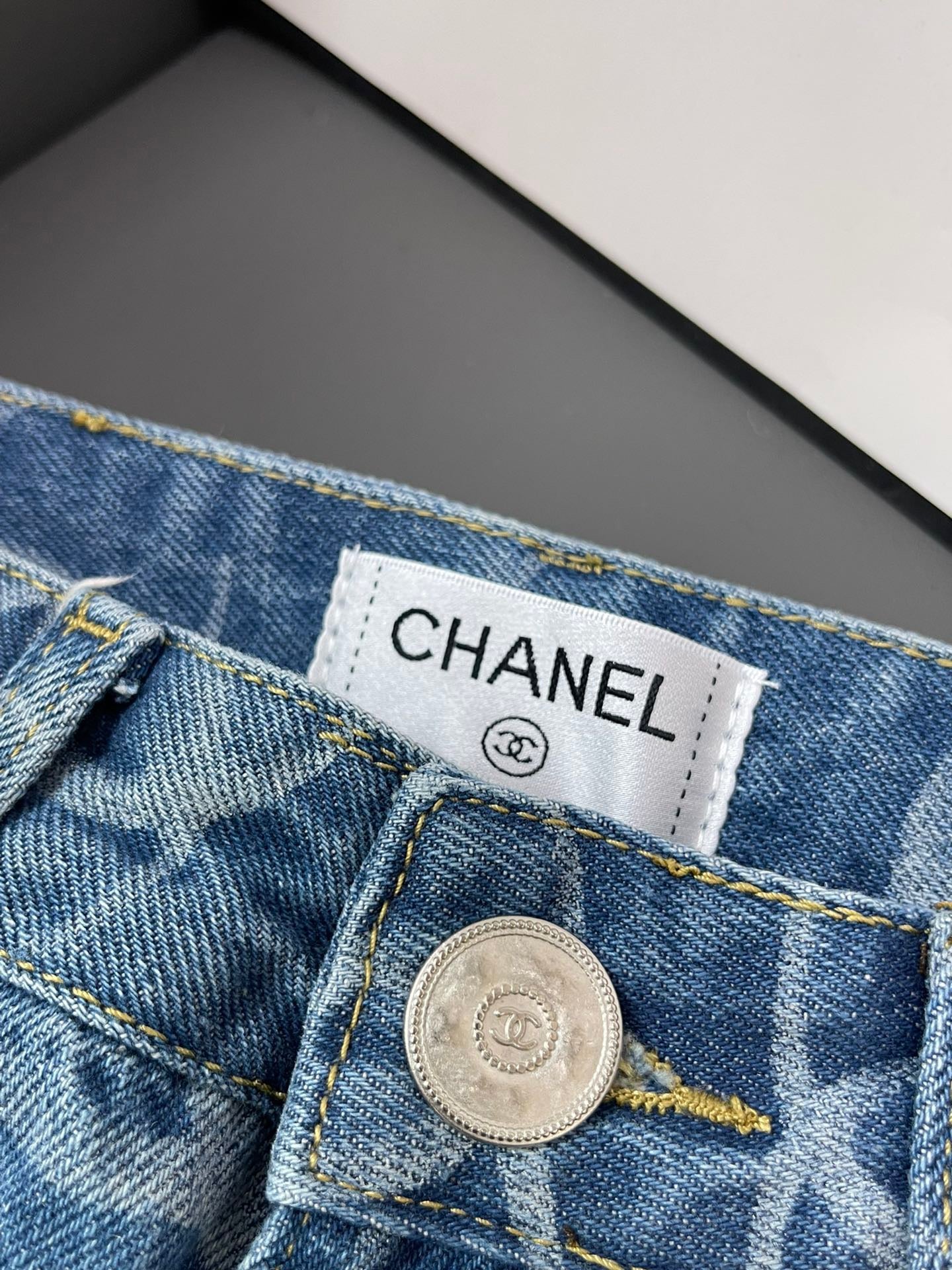 Poches arrière double C entièrement imprimées avec coutures à la main