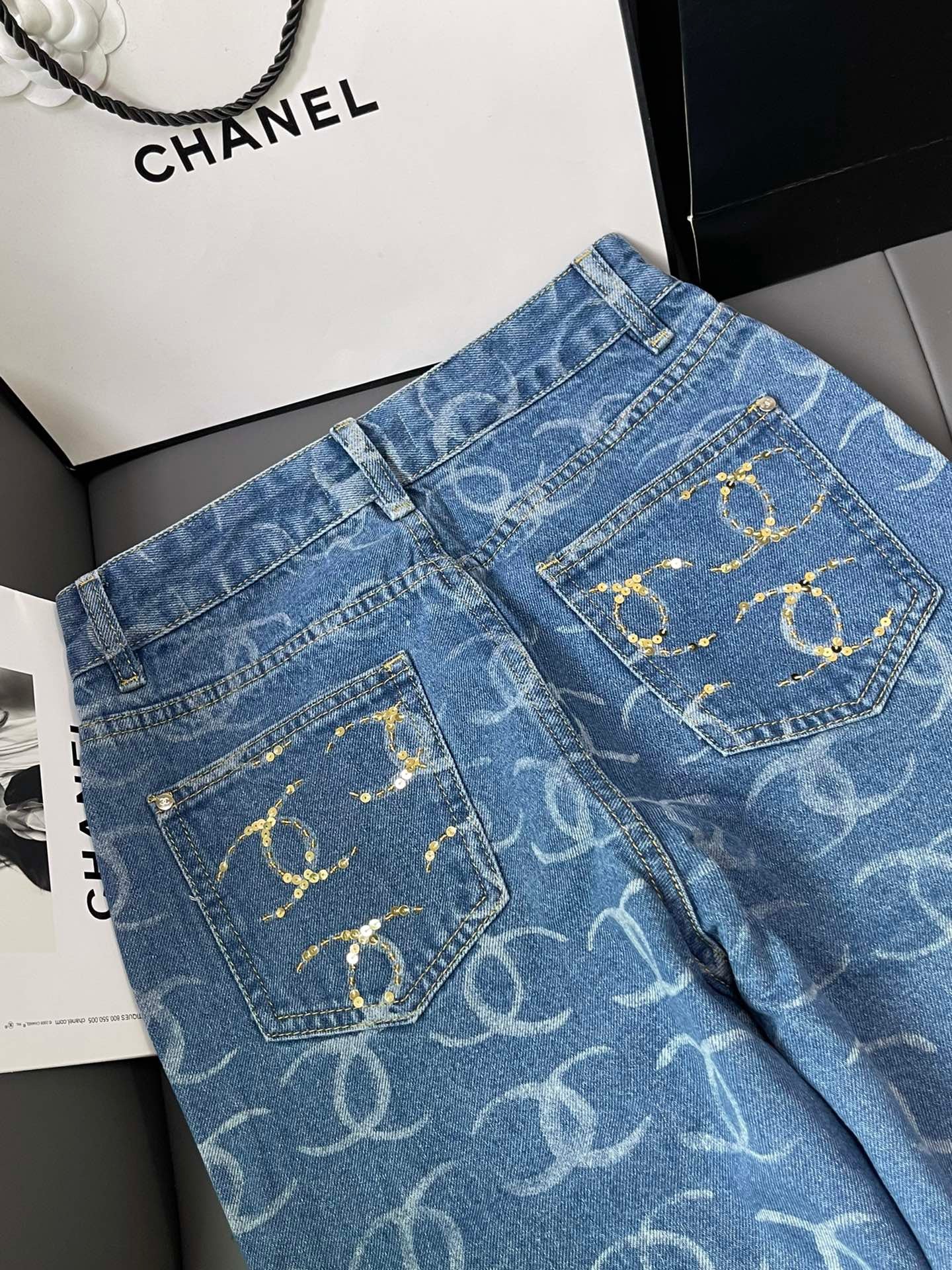 Poches arrière double C entièrement imprimées avec coutures à la main