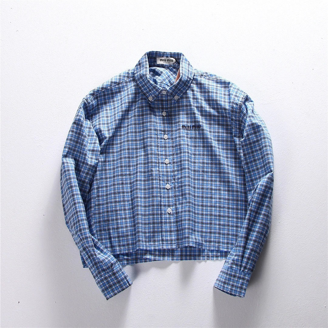 Hellblaues kariertes Hemd mit Pelzbesatz. Hemd mit kleinen karierten Ärmeln und Pelzbesatz. Kariertes Hemd