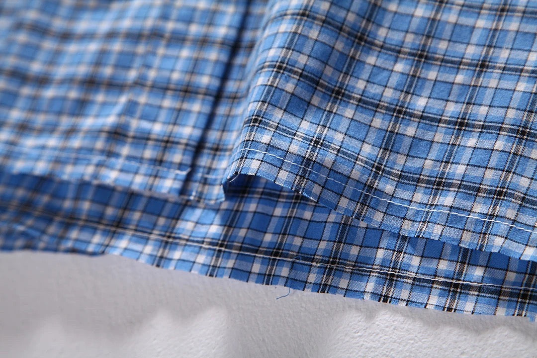 Hellblaues kariertes Hemd mit Pelzbesatz. Hemd mit kleinen karierten Ärmeln und Pelzbesatz. Kariertes Hemd