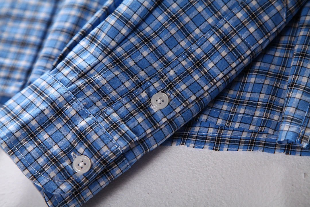 Hellblaues kariertes Hemd mit Pelzbesatz. Hemd mit kleinen karierten Ärmeln und Pelzbesatz. Kariertes Hemd