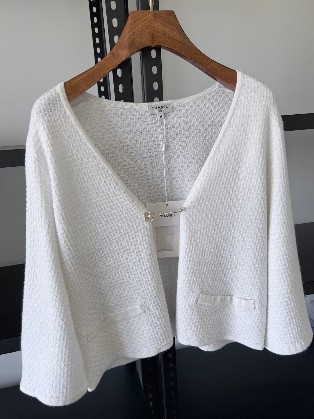 Camellia – Strickjacke mit Rautenknöpfen