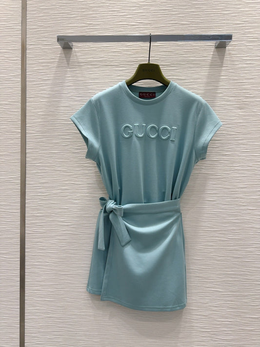 Gespleißtes kurzärmeliges Baumwollkleid