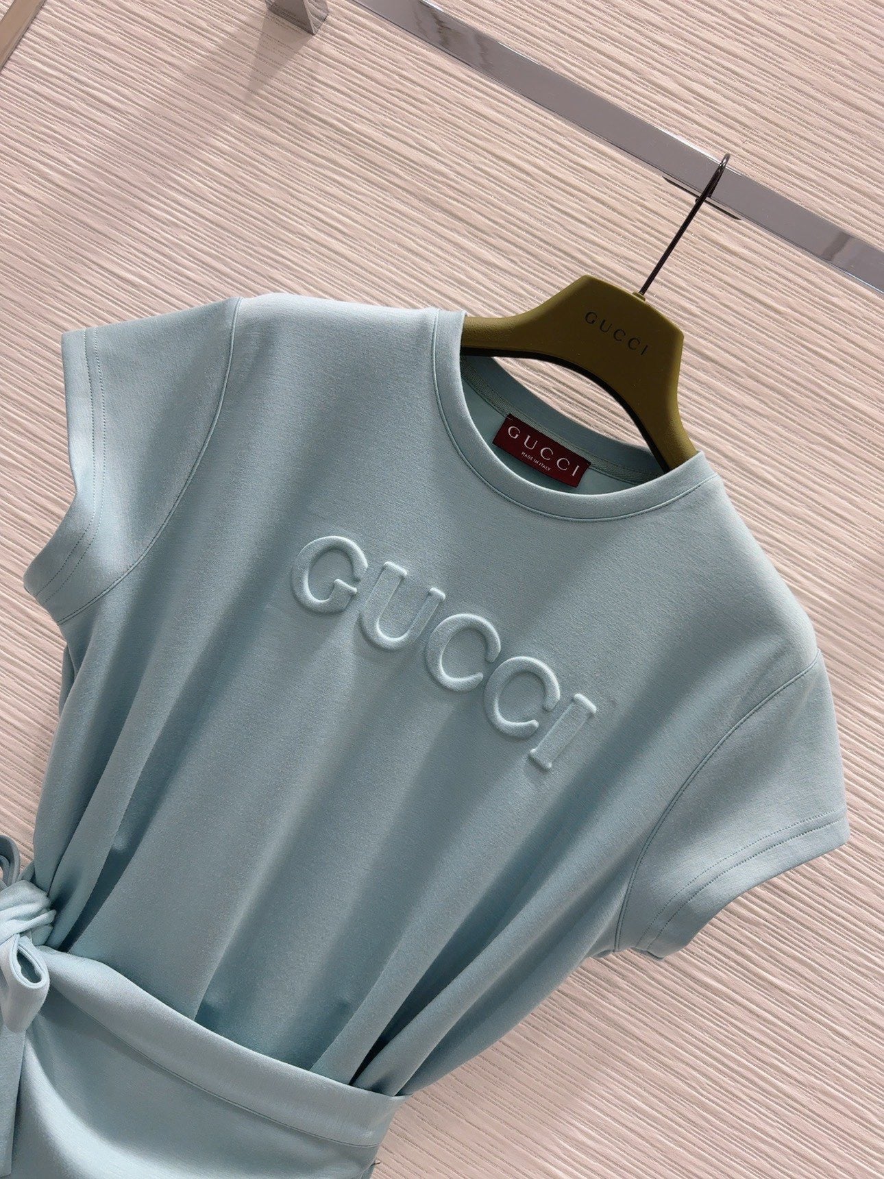 Gespleißtes kurzärmeliges Baumwollkleid