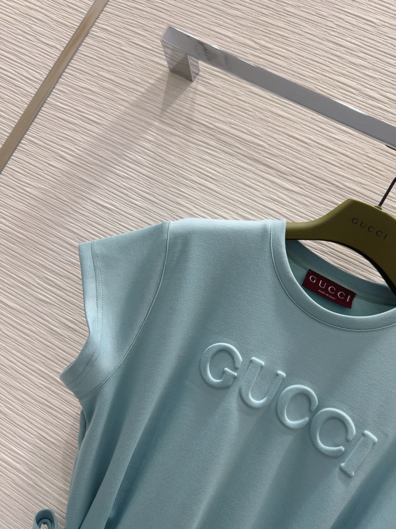 Gespleißtes kurzärmeliges Baumwollkleid