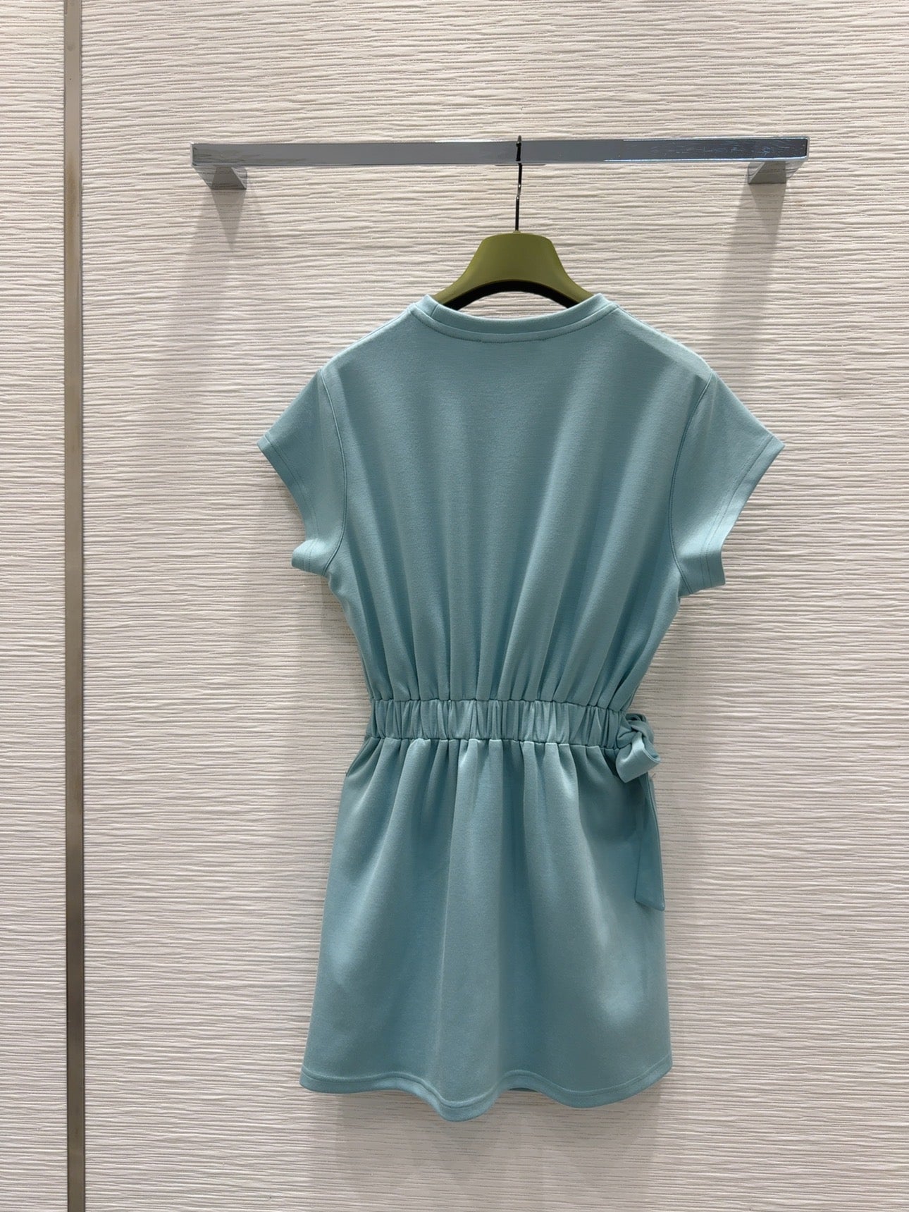 Gespleißtes kurzärmeliges Baumwollkleid