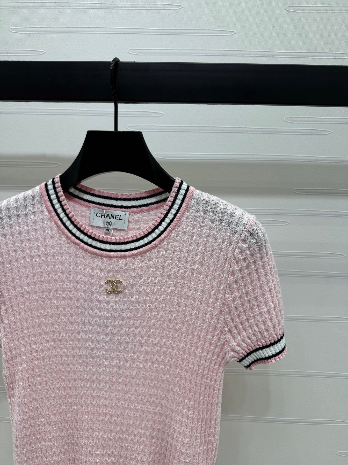 Rundhalsausschnitt, schmale Passform, kurze Ärmel