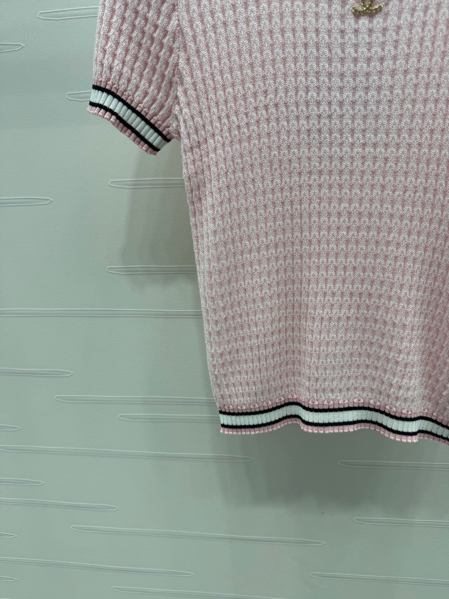 Rundhalsausschnitt, schmale Passform, kurze Ärmel