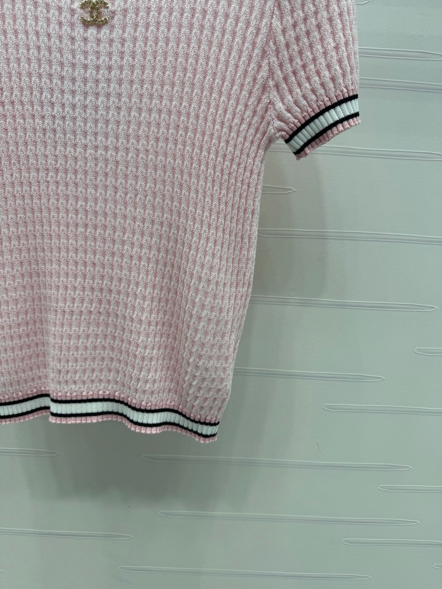 Rundhalsausschnitt, schmale Passform, kurze Ärmel