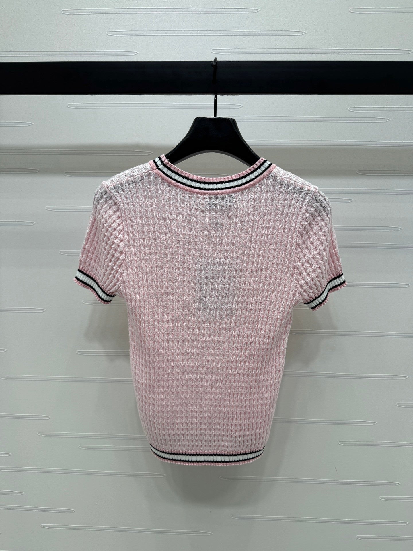 Rundhalsausschnitt, schmale Passform, kurze Ärmel