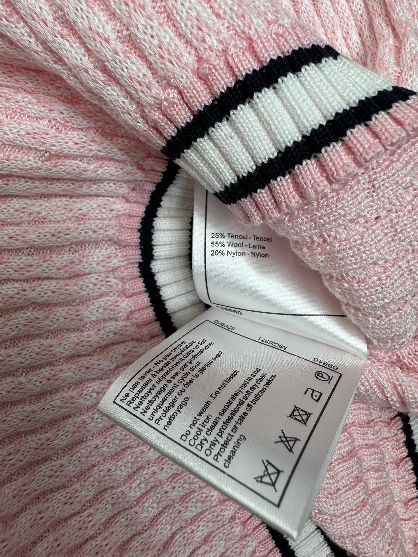 Rundhalsausschnitt, schmale Passform, kurze Ärmel