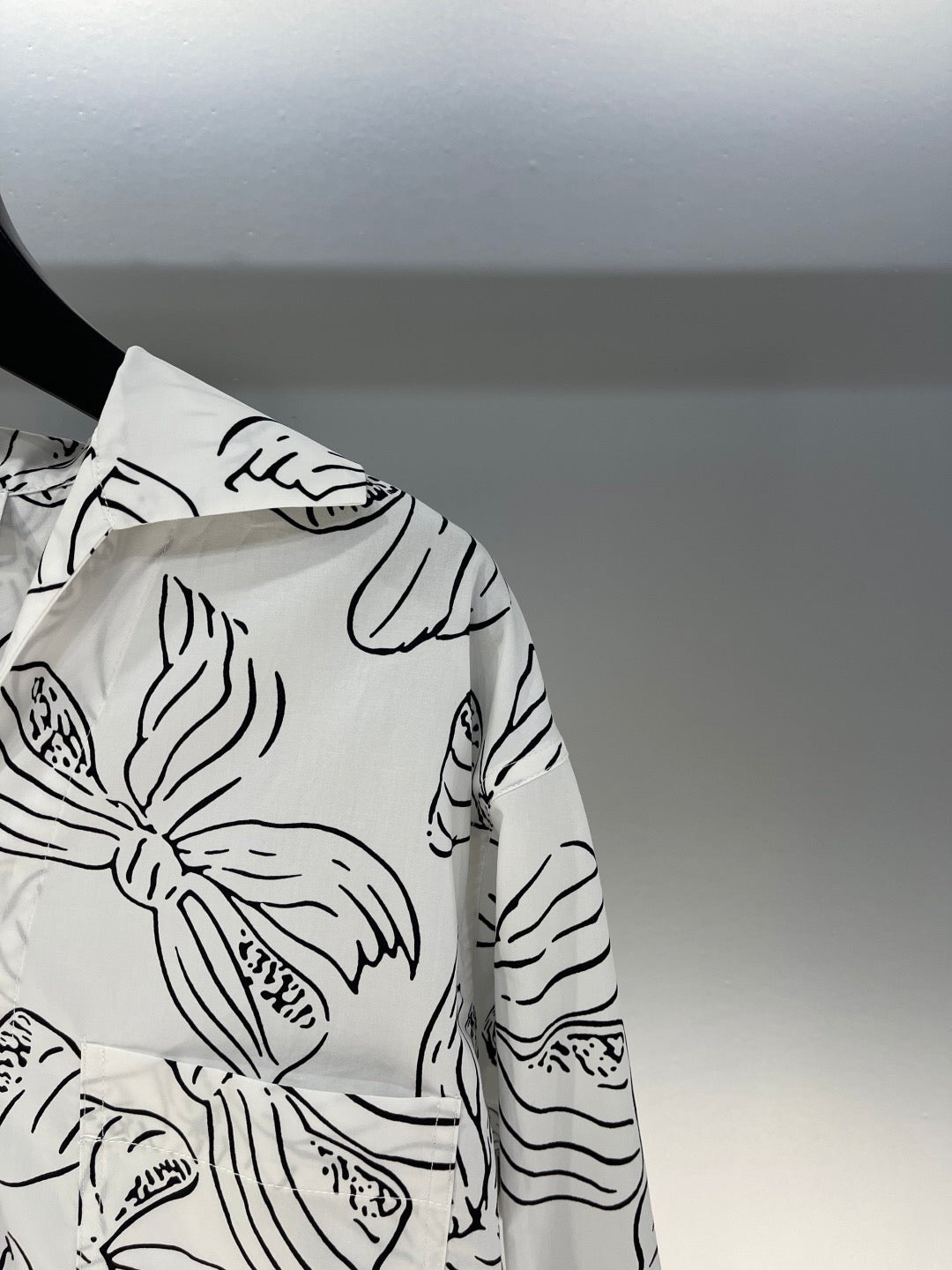 Langärmliges Hemd mit V-Ausschnitt und Schleifendruck