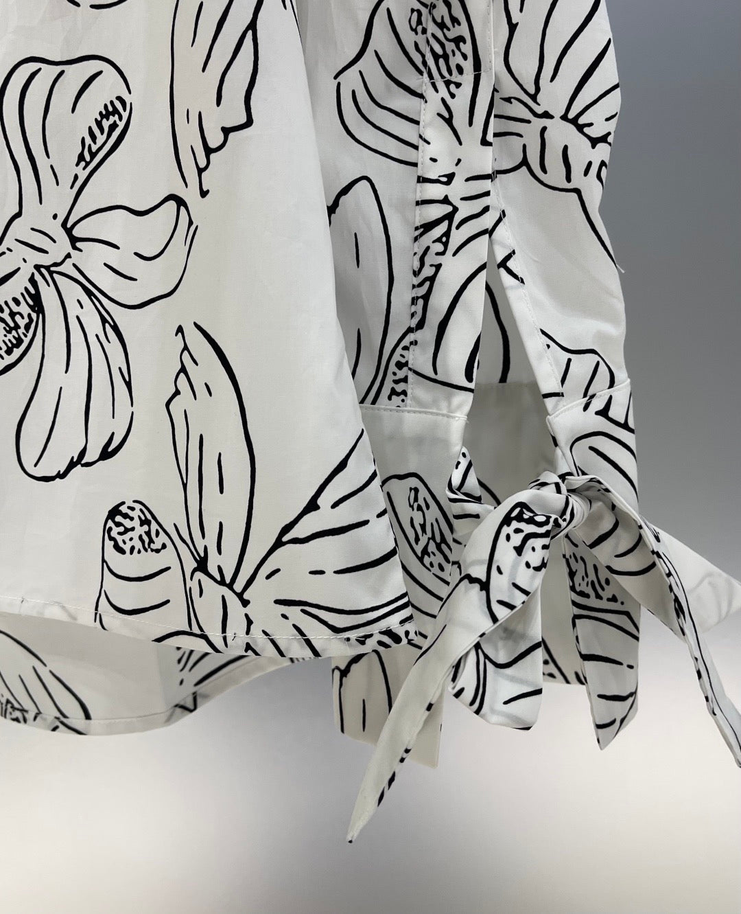 Langärmliges Hemd mit V-Ausschnitt und Schleifendruck