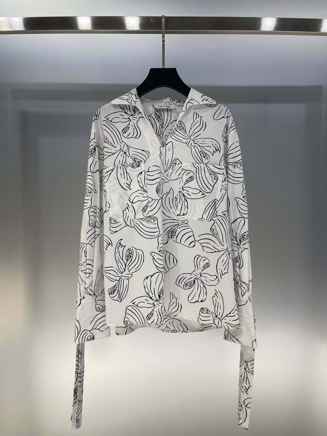 Langärmliges Hemd mit V-Ausschnitt und Schleifendruck