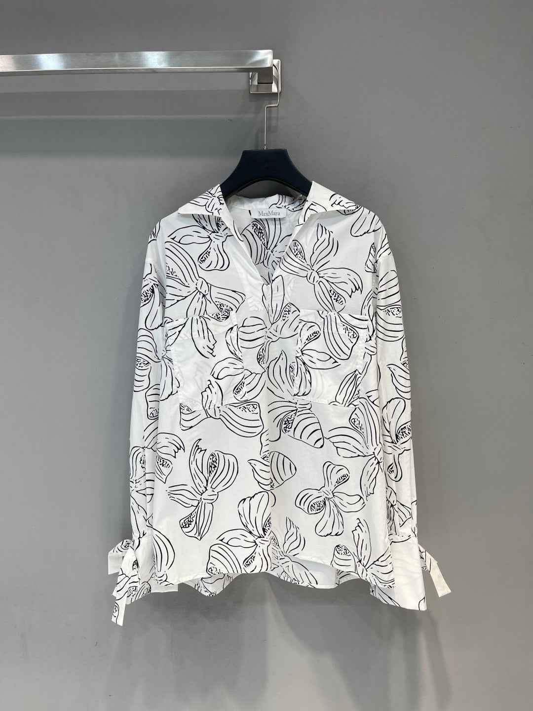 Langärmliges Hemd mit V-Ausschnitt und Schleifendruck