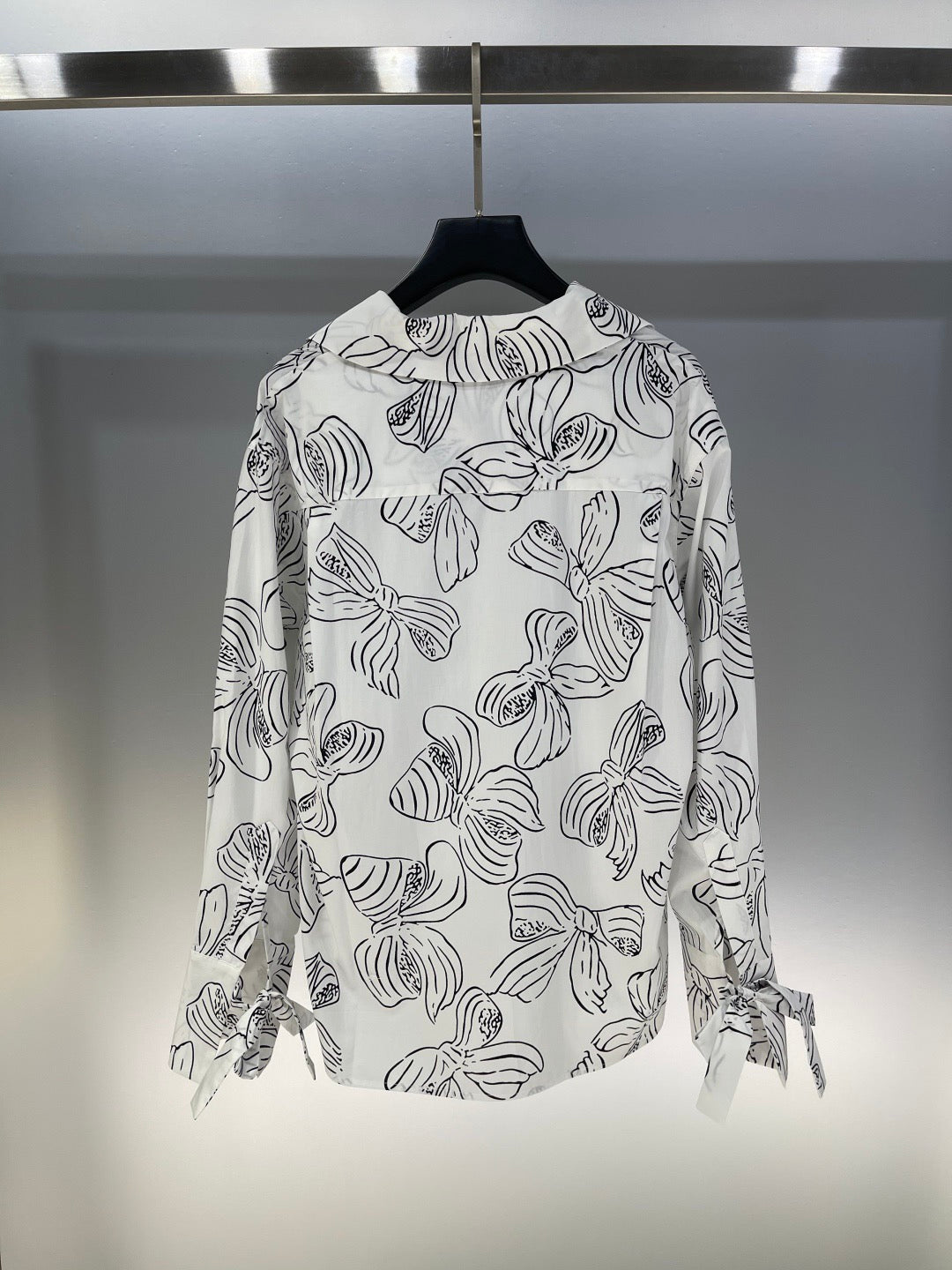 Langärmliges Hemd mit V-Ausschnitt und Schleifendruck