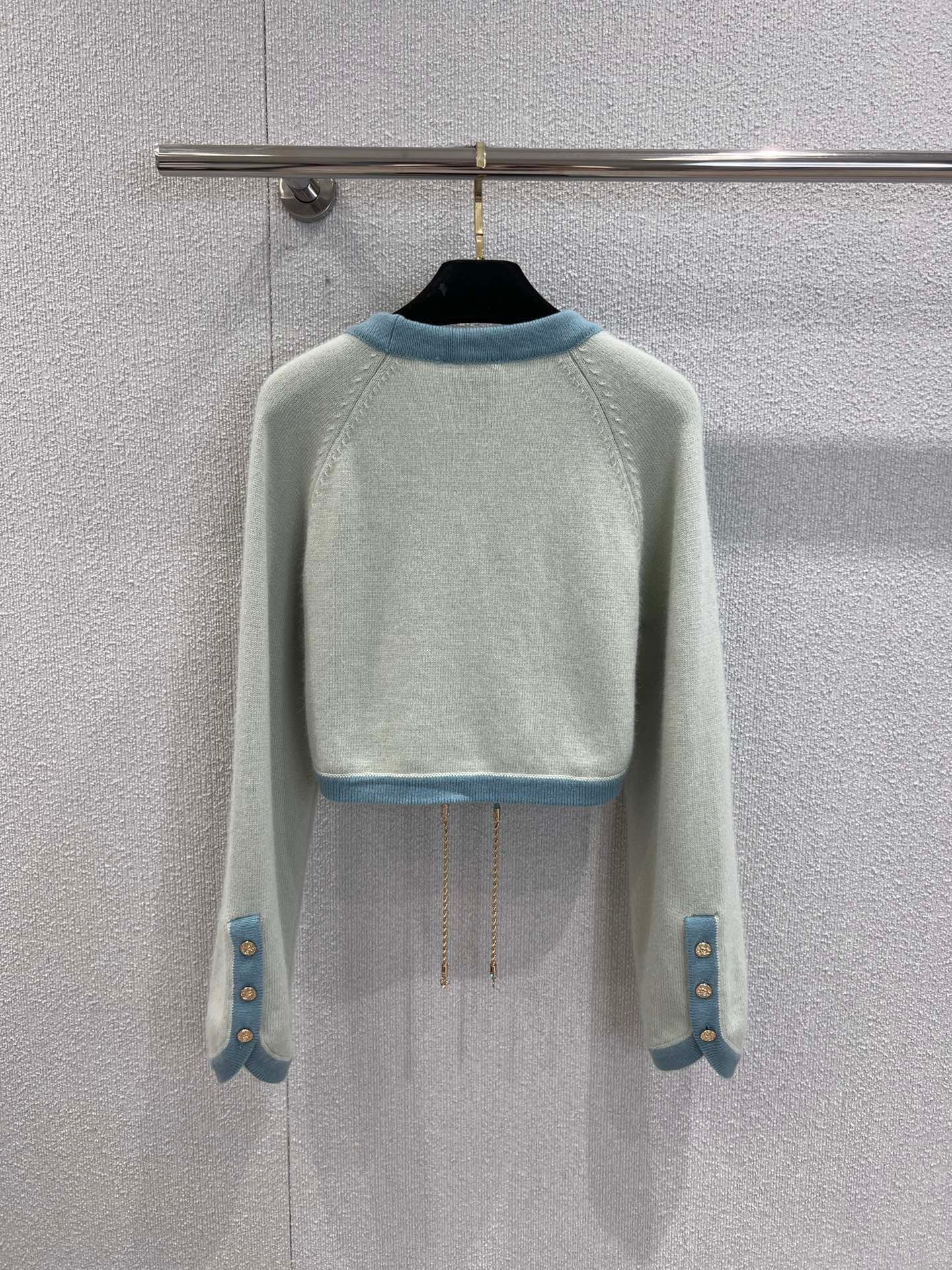 Cardigan court en maille à nouer avec ourlet contrasté