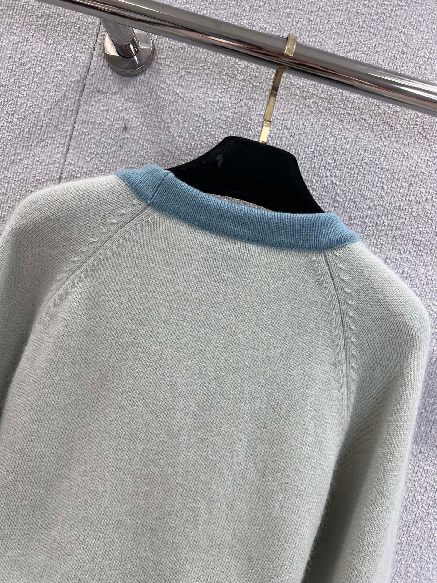 Cardigan court en maille à nouer avec ourlet contrasté