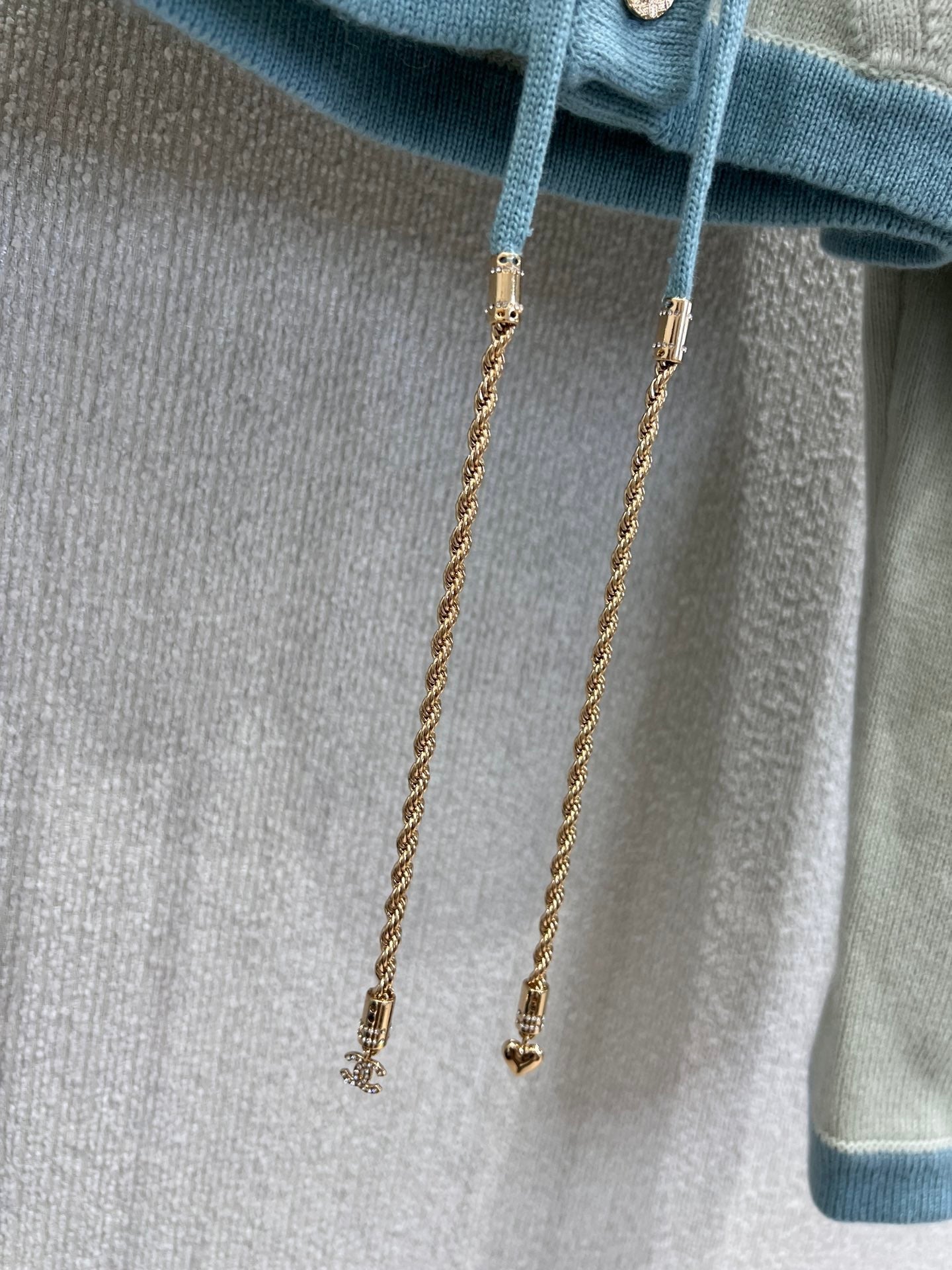 Cardigan court en maille à nouer avec ourlet contrasté