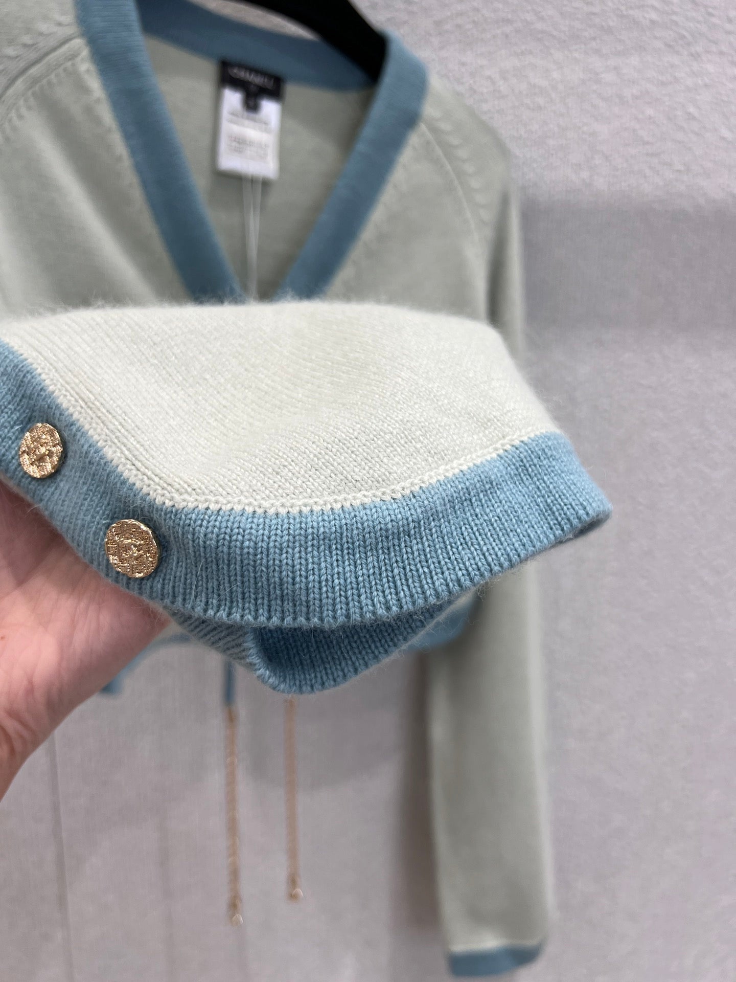 Cardigan court en maille à nouer avec ourlet contrasté