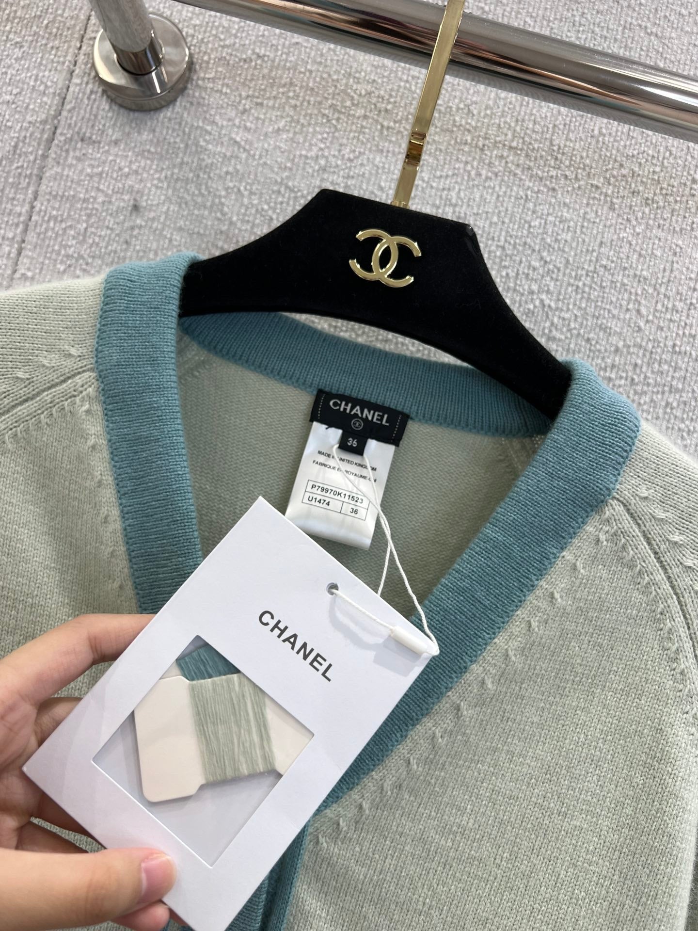 Cardigan court en maille à nouer avec ourlet contrasté