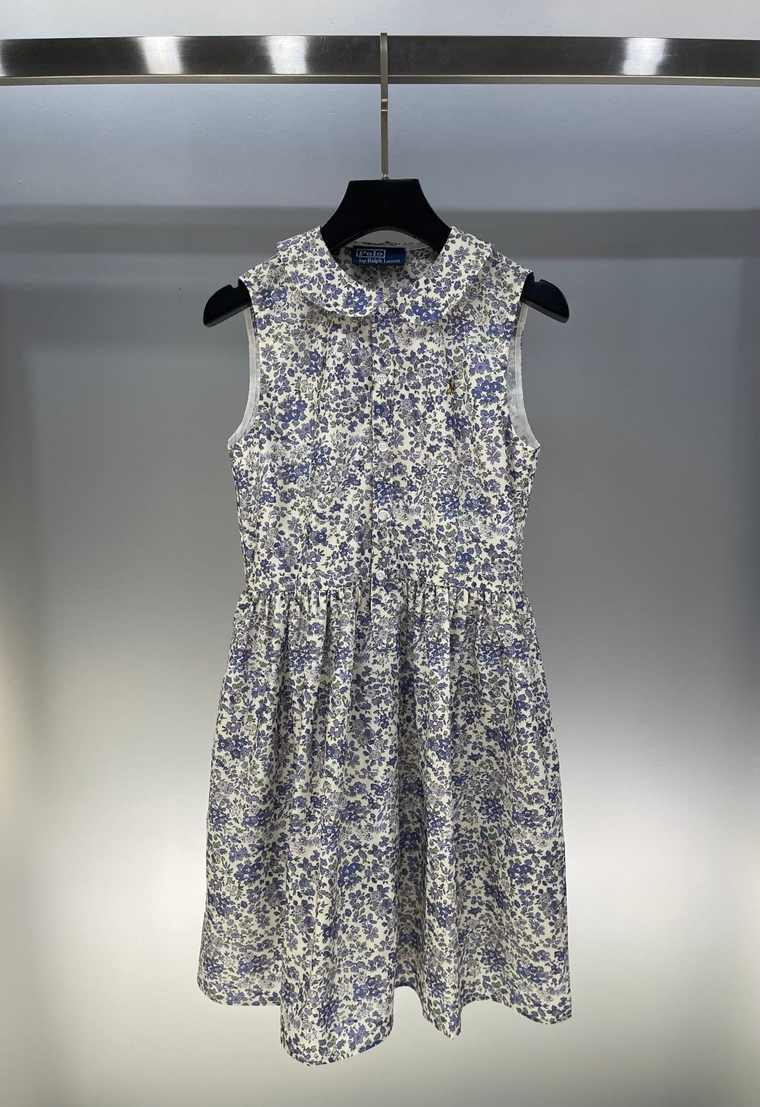 Robe sans manches à col rond et revers brodés de motifs floraux poney