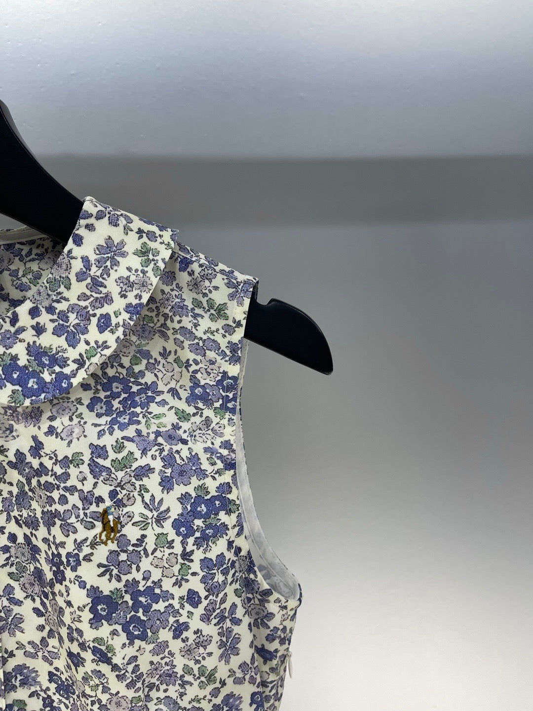 Robe sans manches à col rond et revers brodés de motifs floraux poney