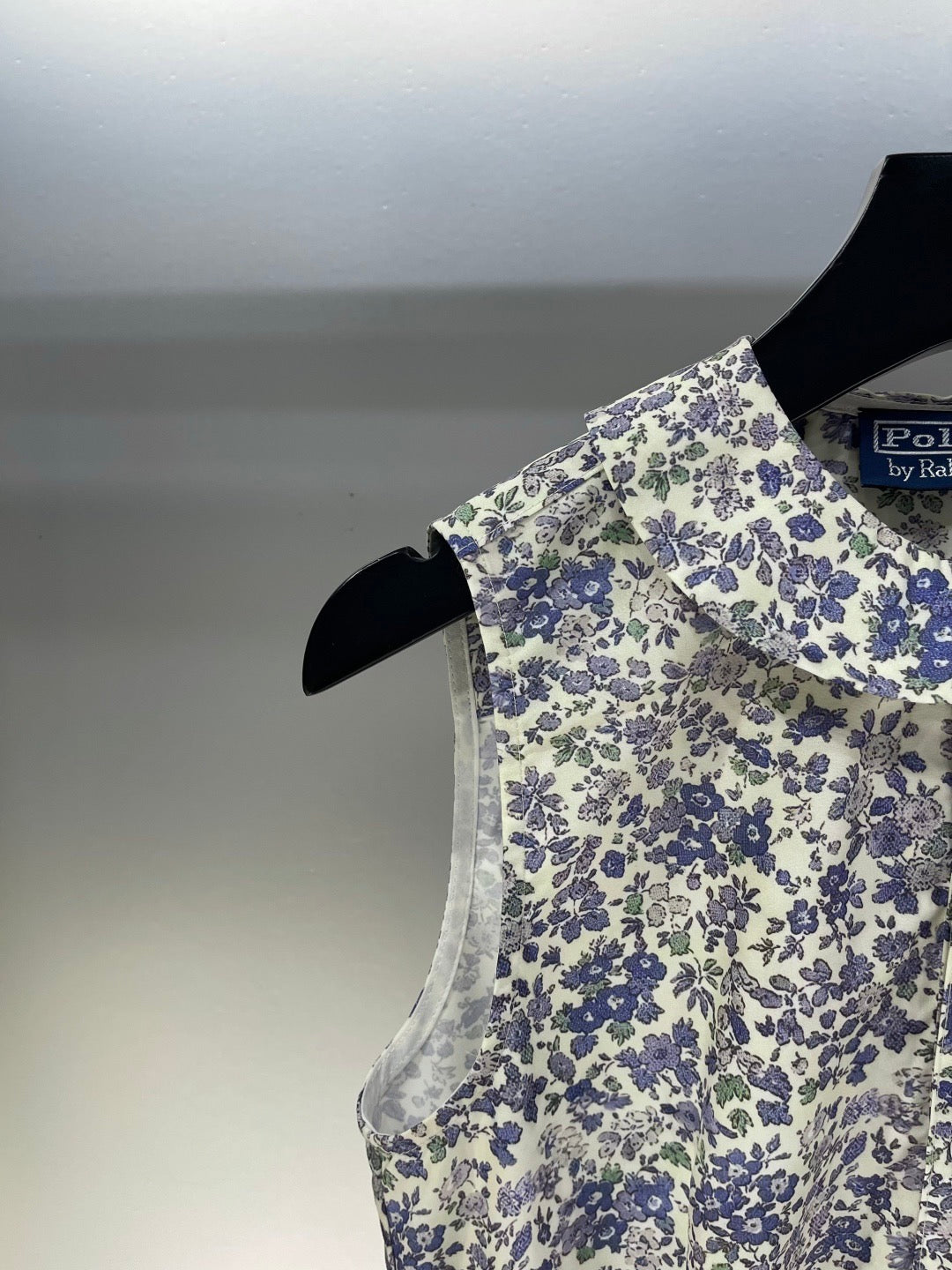 Robe sans manches à col rond et revers brodés de motifs floraux poney