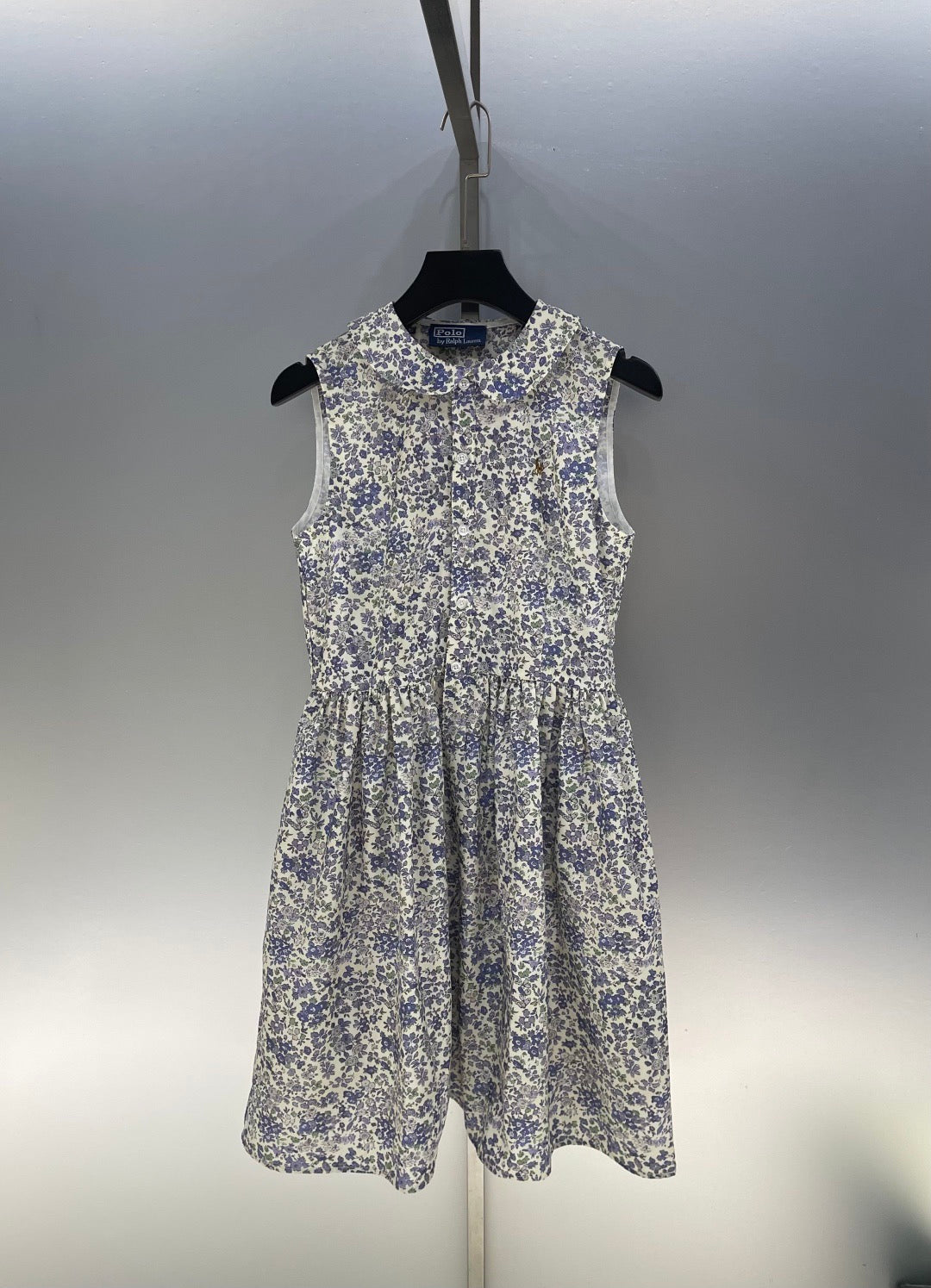 Robe sans manches à col rond et revers brodés de motifs floraux poney