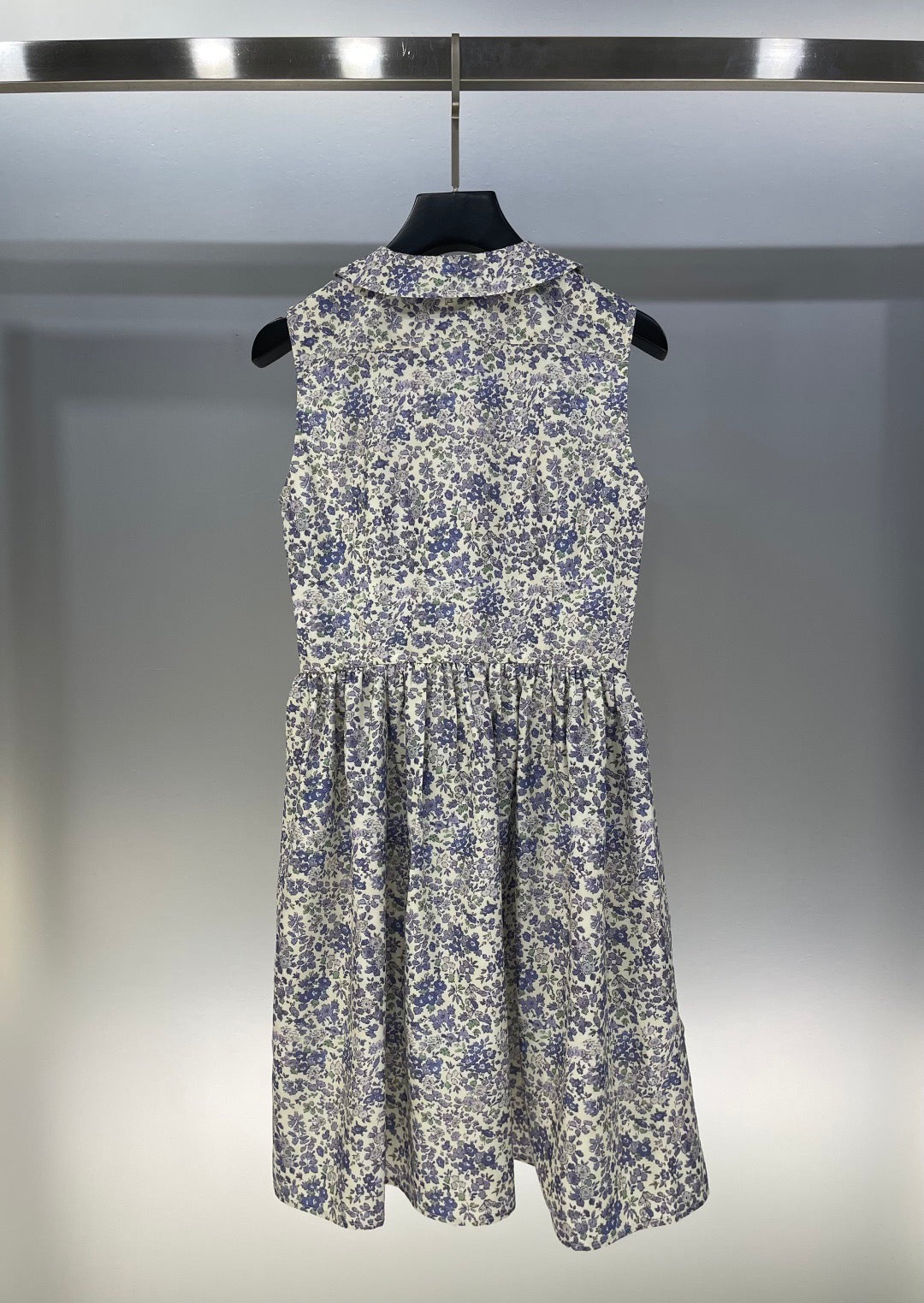 Robe sans manches à col rond et revers brodés de motifs floraux poney